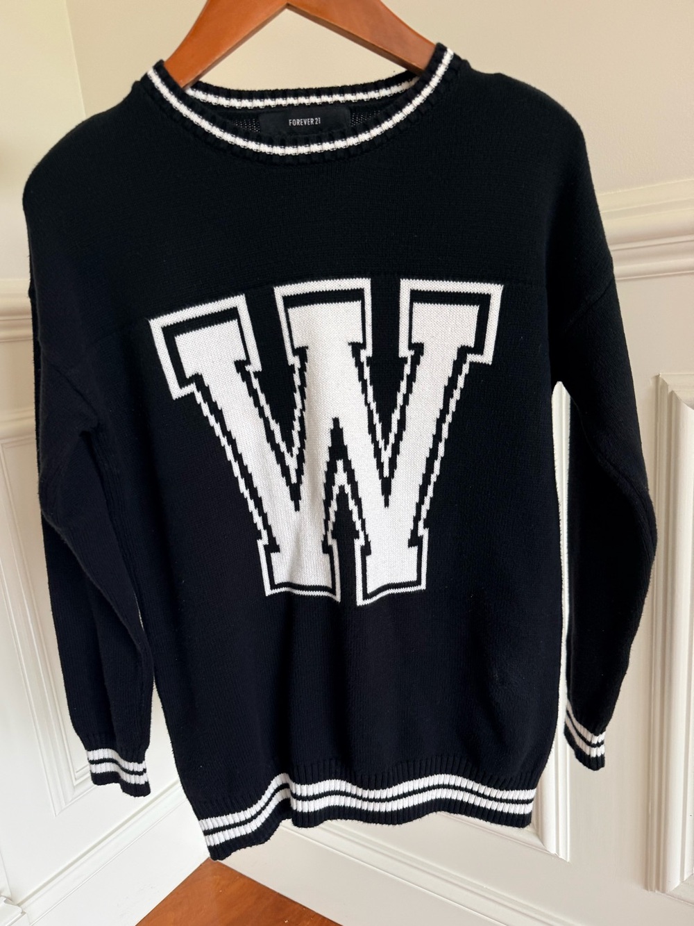 Forever 21 Women Pullover Sweater Black Knit Varsity W Logo Sweater Size S